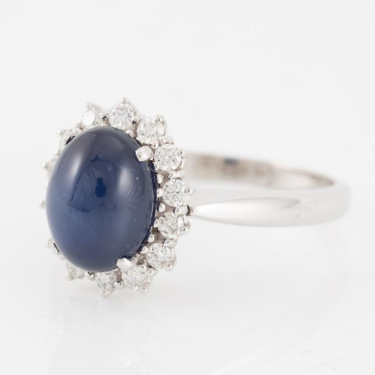 Ring in 18K white gold set with a cabochon-cut sapphire and brilliant-cut diamonds.