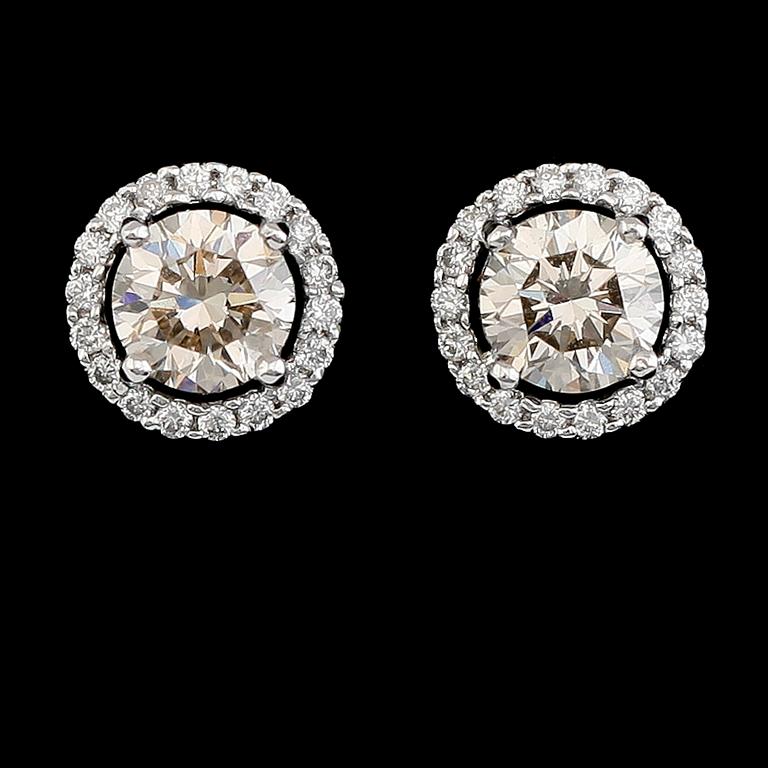 ÖRHÄNGEN, 1 par, 18 k vitguld, briljantslipade diamanter tot 1.61 ct.