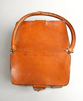HANDVÄSKOR, 2 st, 1900-talets första hälft.