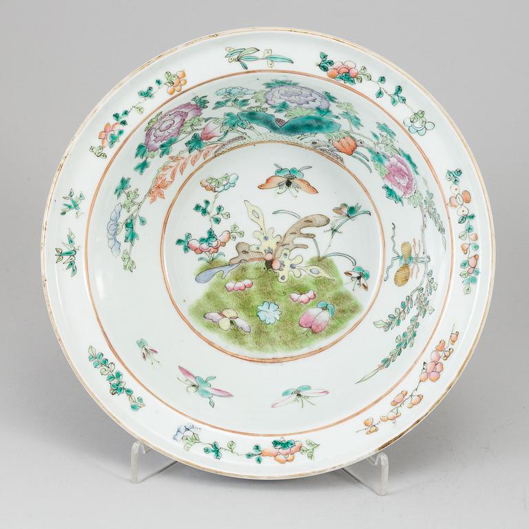 A famille rose wash basin, Qing dynasty, late 19th century.