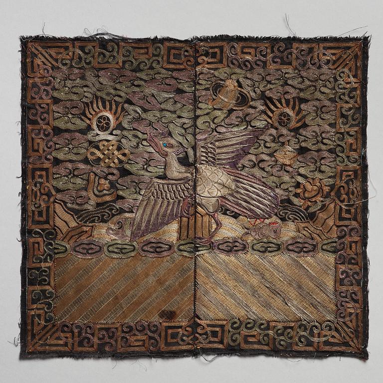 ÄMBETSMANNA INSIGNIA (BUZI), tre stycken, kesi och broderat siden. Qingdynastin, omkring 1900.
