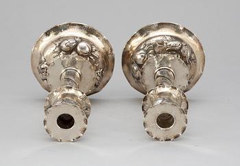 LJUSSTAKER, ett par, silver. Barockstil, CG Råström, Stockholm 1946.