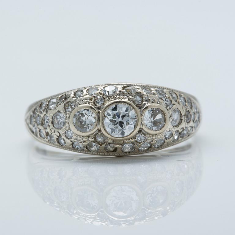 RING, 18K vitguld med gammalslipade diamanter, Malmö, 1942.