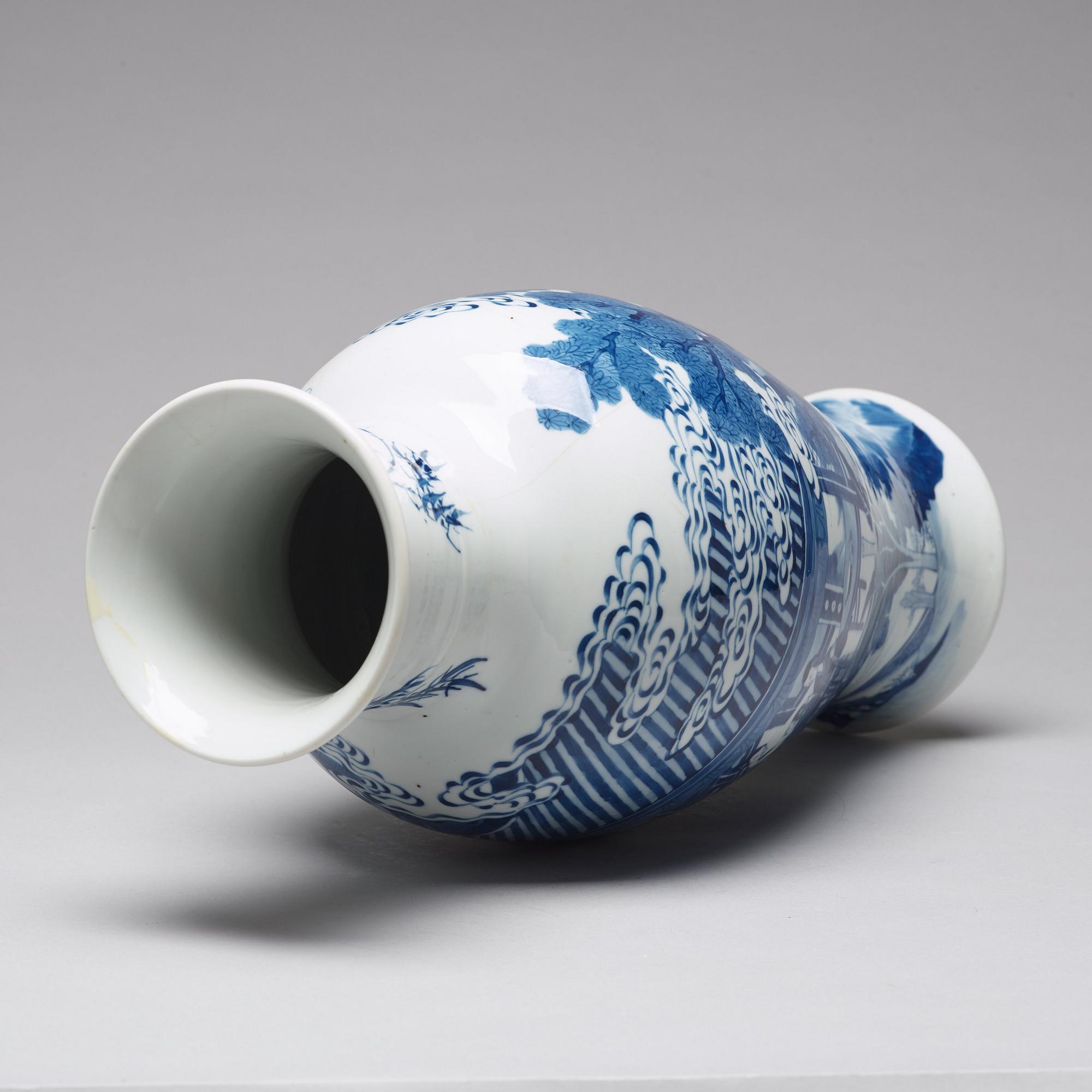 VAS, porslin. Qingdynastin, Kangxi (1662-1722).