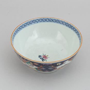 A famille rose bowl in the 'Mandarin palette', Qing dynasty, Qianlong (1736-1795).