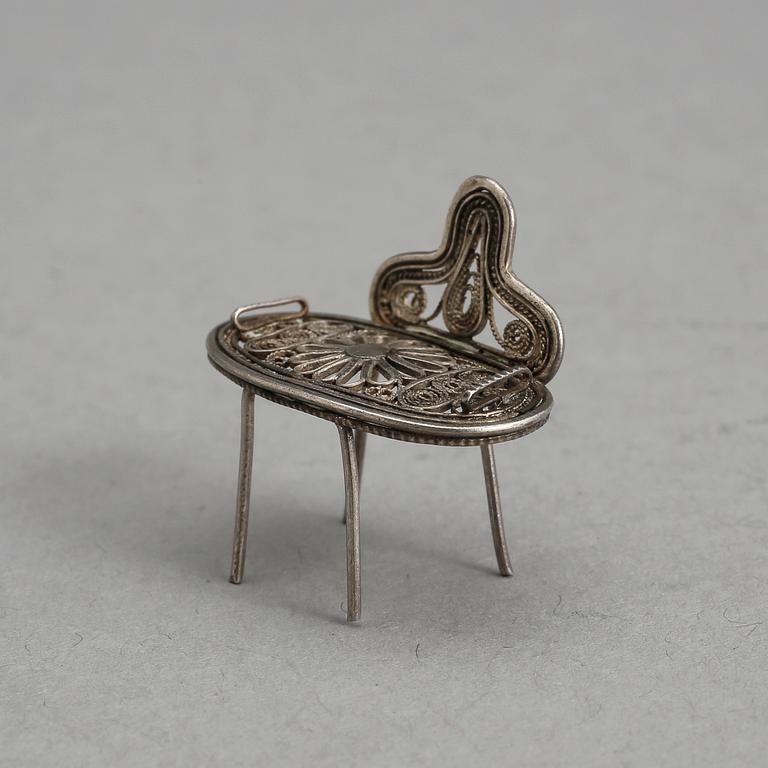 DOCKSSKÅPSMÖBLEMANG, 7 delar, silver, 1800/1900-tal, tot vikt ca 20 gram.