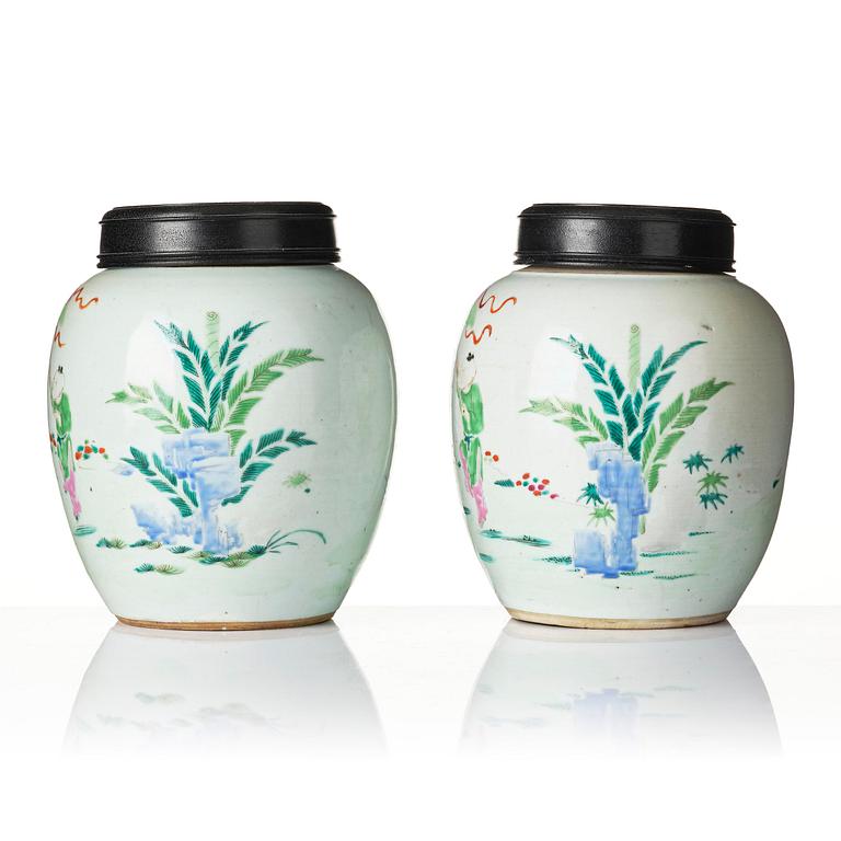 Urnor, ett par, porslin. Qingdynastin, 1800-tal.