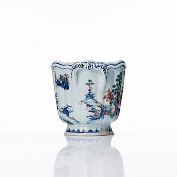 A Chinese wine cooler, Qing dynasty, Qianlong (1736-95).