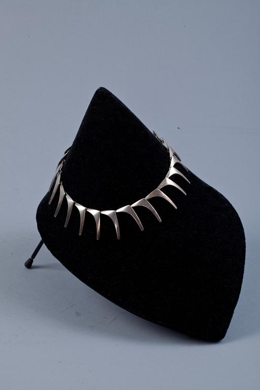 COLLIER, BROSCH och ÖRHÄNGEN, ett par. Sterling silver, Danmark. Vikt tot ca 100 g.