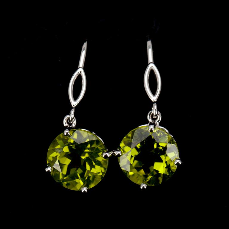 ÖRHÄNGEN, vitguld 14K, peridoter (Afganistan) 7,12 ct. Vikt 3,7 g.