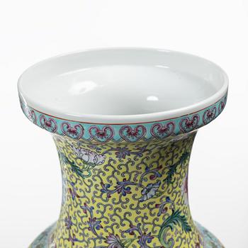 Golvvaser, ett par, porslin, Kina 1900-talets senare del.