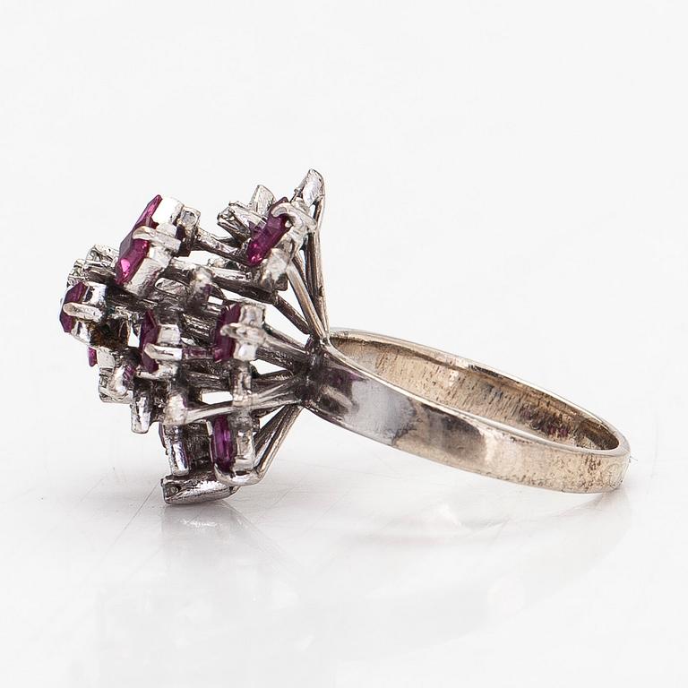 Ring, 18K vitguld med rubiner ca 2.4 ct och åttkantsslipade diamanter.