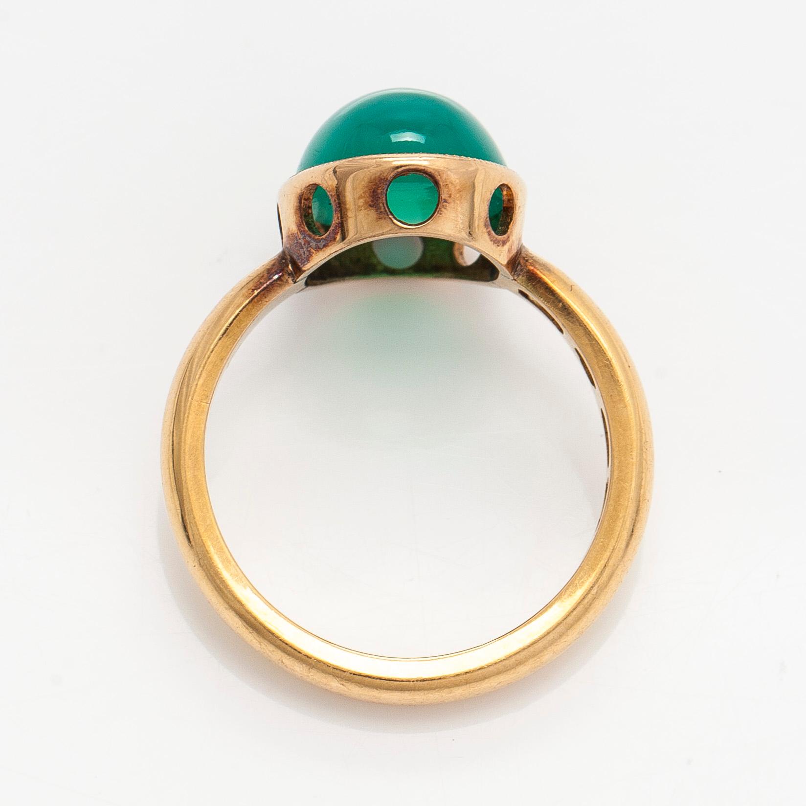 Ring, cabochon cut chrysoprase, 18K gold.