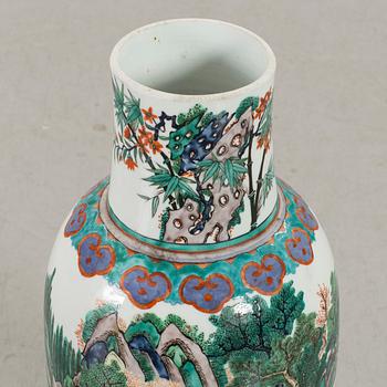 A CHINESE FLOOR VASE CA 1900.