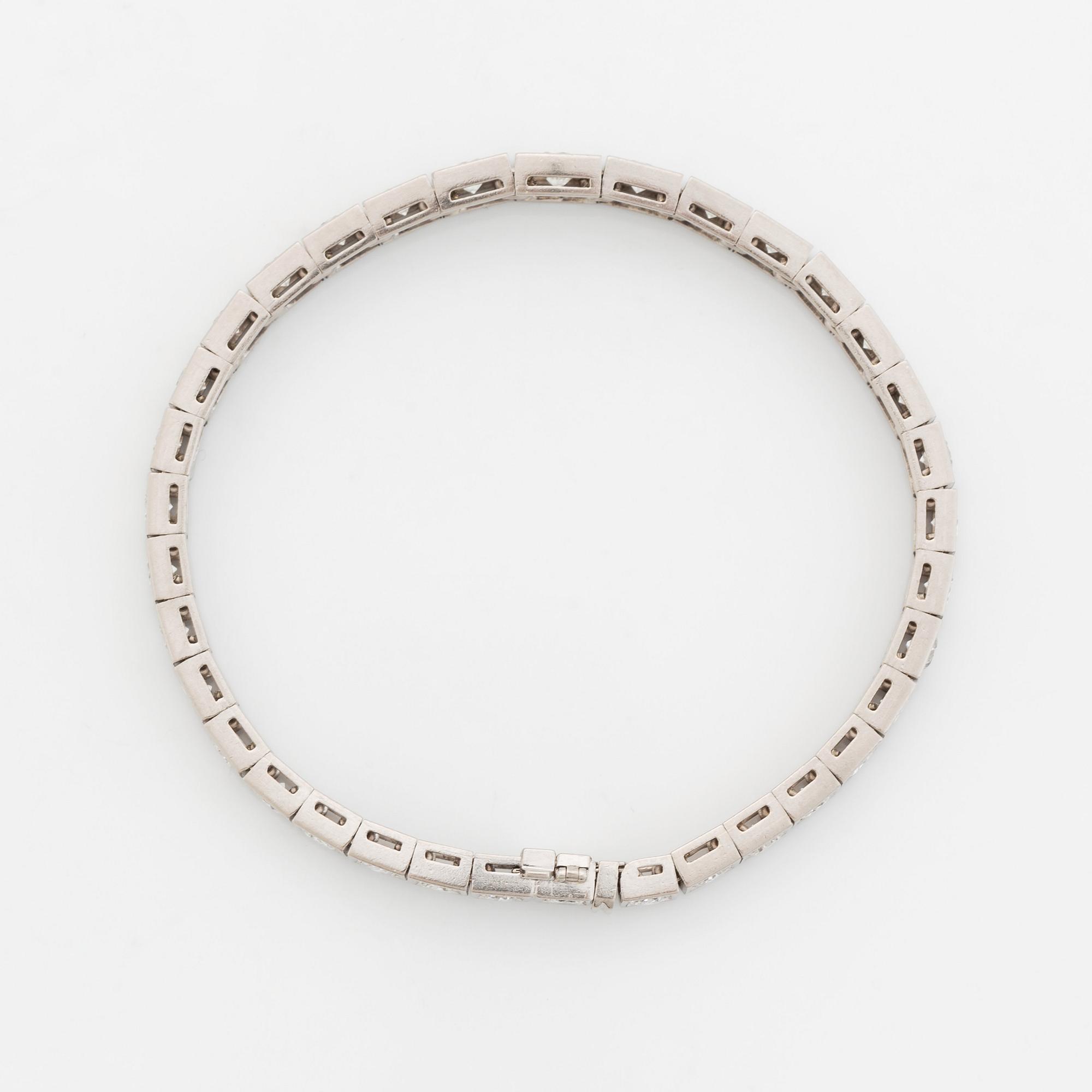 An 18K white gold bracelet set with round brilliant-cut diamonds.