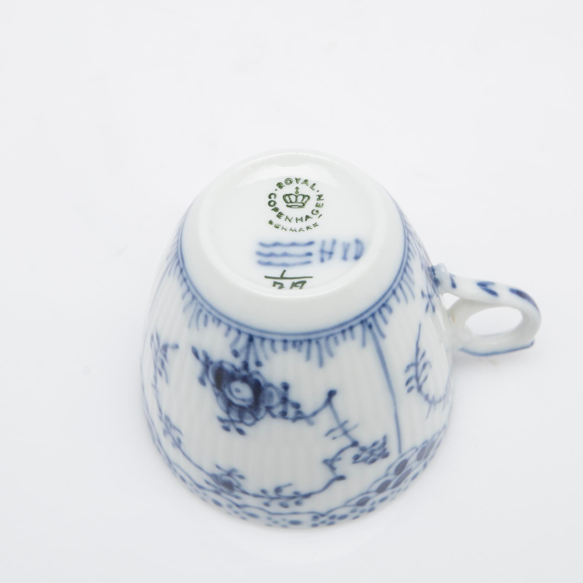 Royal Copenhagen, Service pieces, 20 pieces, porcelain, "Musselmalet helblond and halvblond", Denmark.