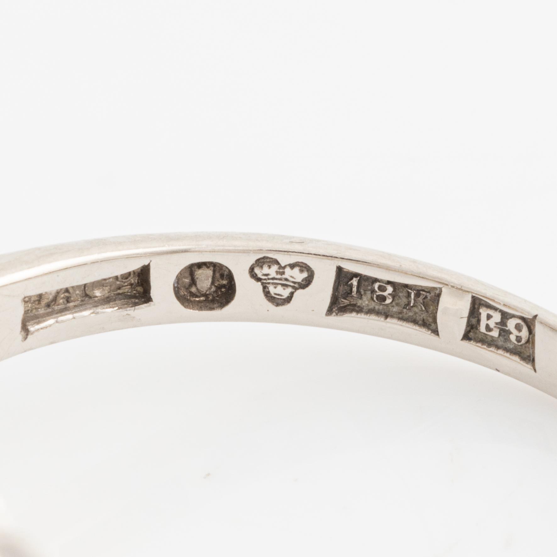 Ring 18K vitguld med en boutonformad pärla och gammalslipade diamanter.