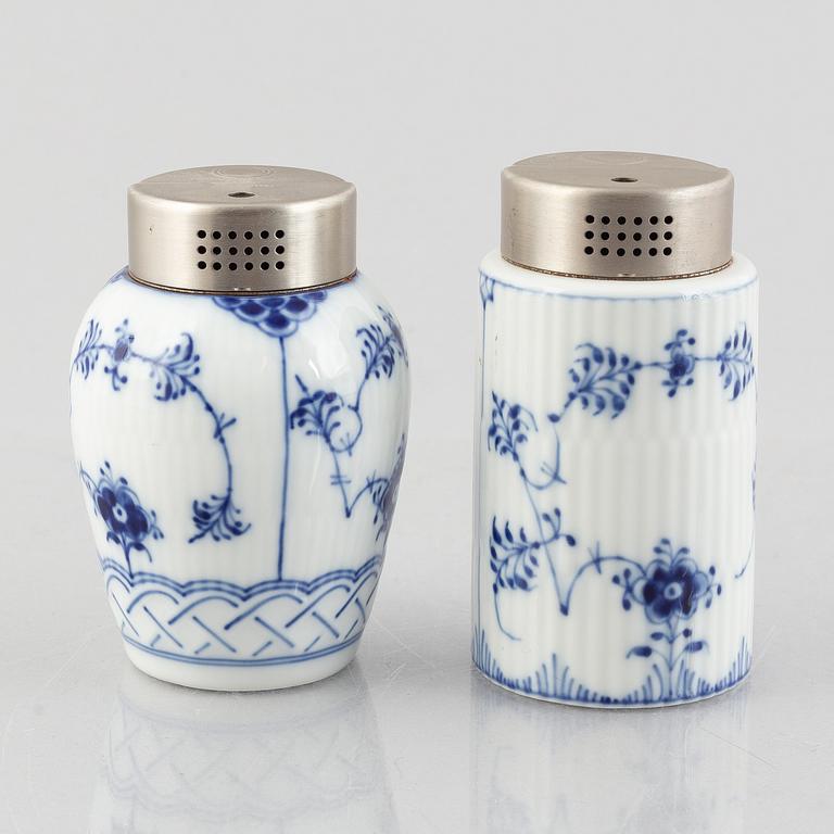Bordständare, två stycken, porslin, Royal Copenhagen, "Musselmalet", modell 1230 och 2319, 1979-83.