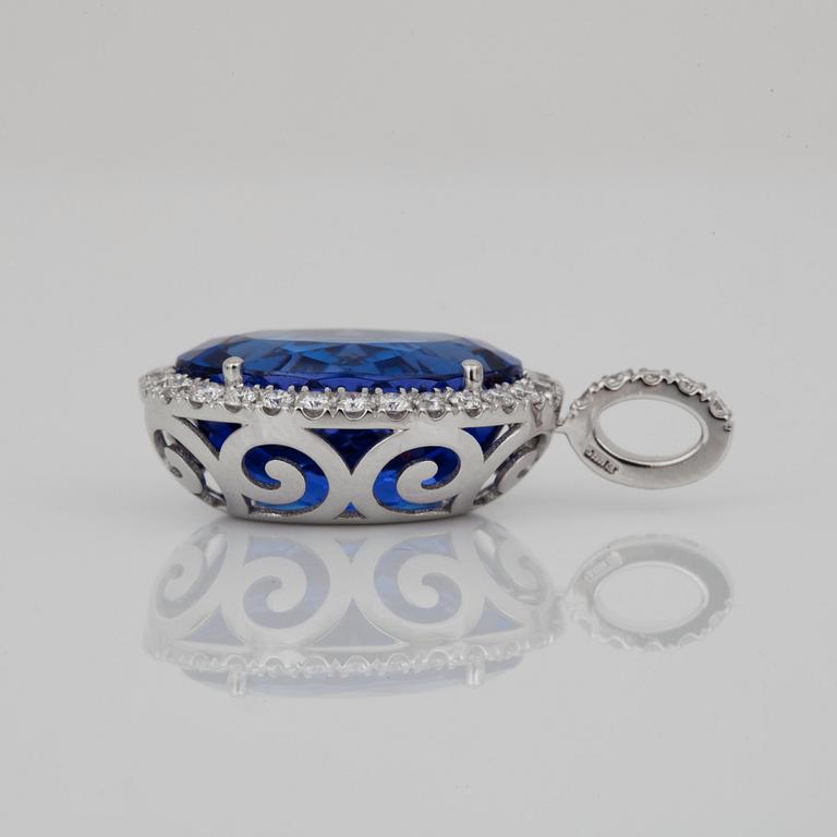 HÄNGE med tanzanit ca 12.00 ct samt briljantslipade diamanter, totalt 0.85 ct.