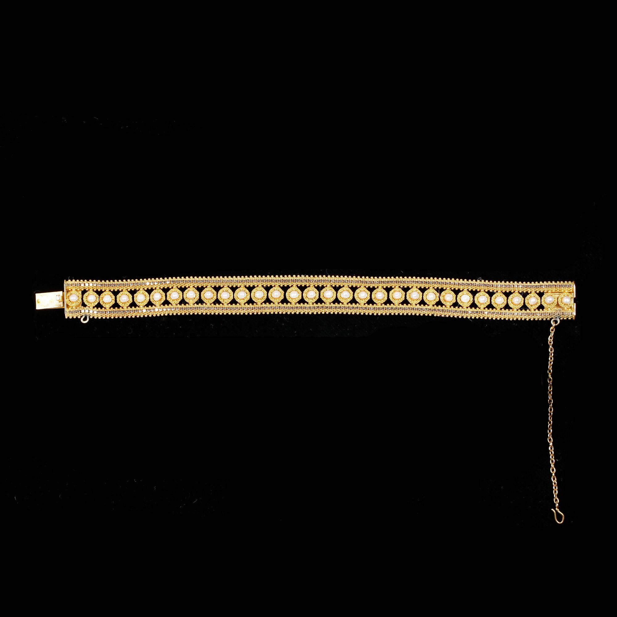 ARMBAND, 18k guld med pärlor. Vikt 31,3g.