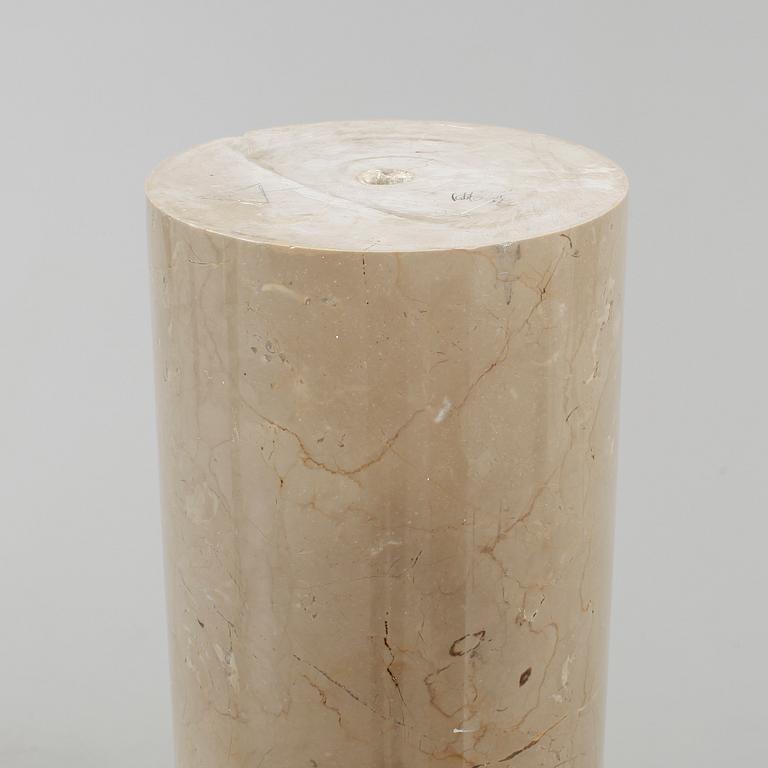 KOLONNER, ett par, marmor, 1900-talets andra hälft.