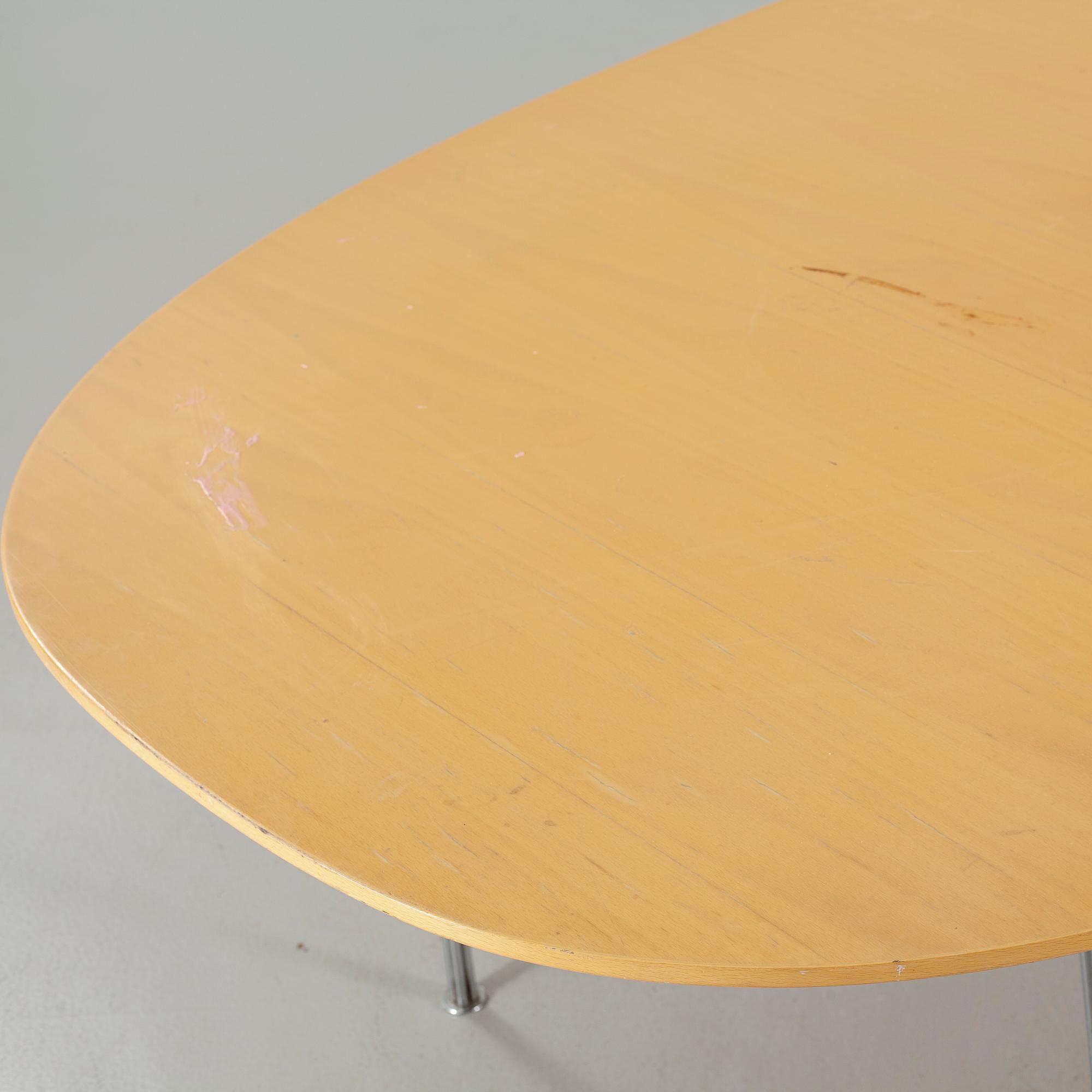 A "Superellips" table by BRUNO MATHSSON and PIET HEIN made by Fritz Hansen in 1980.