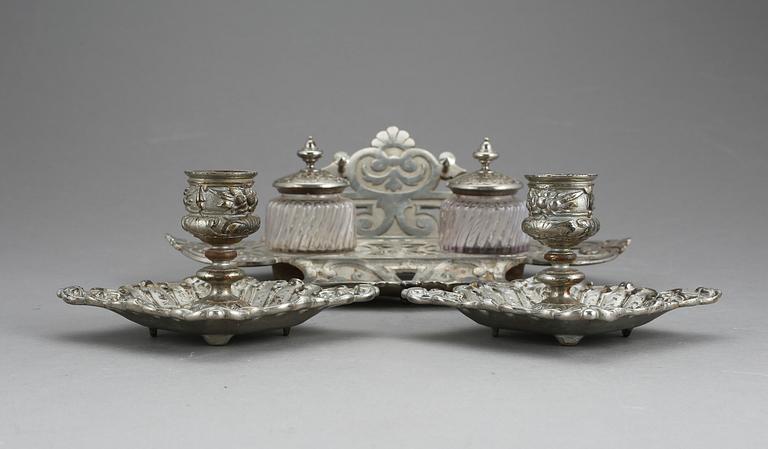 SKRIVBORDSUPPSATS, 3 delar, förnicklat gjutjärn, Jernbolaget Eskilstuna, tidigt 1900-tal.