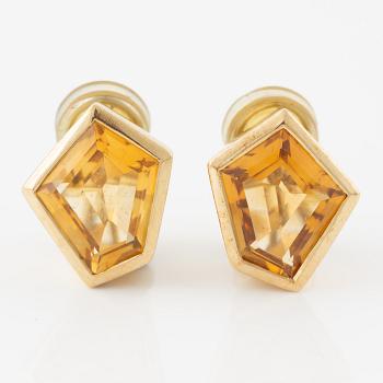 A ring and a pair of earrings in 18K gold with faceted citrine.