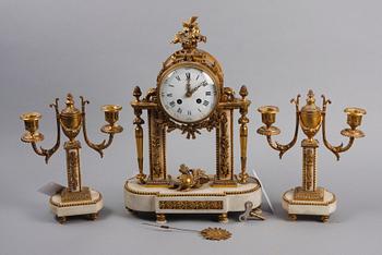 BORDSPENDYL MED KANDELABRAR, 3 delar, marmor, mässing, Louis XVI-stil, omkring 1900.