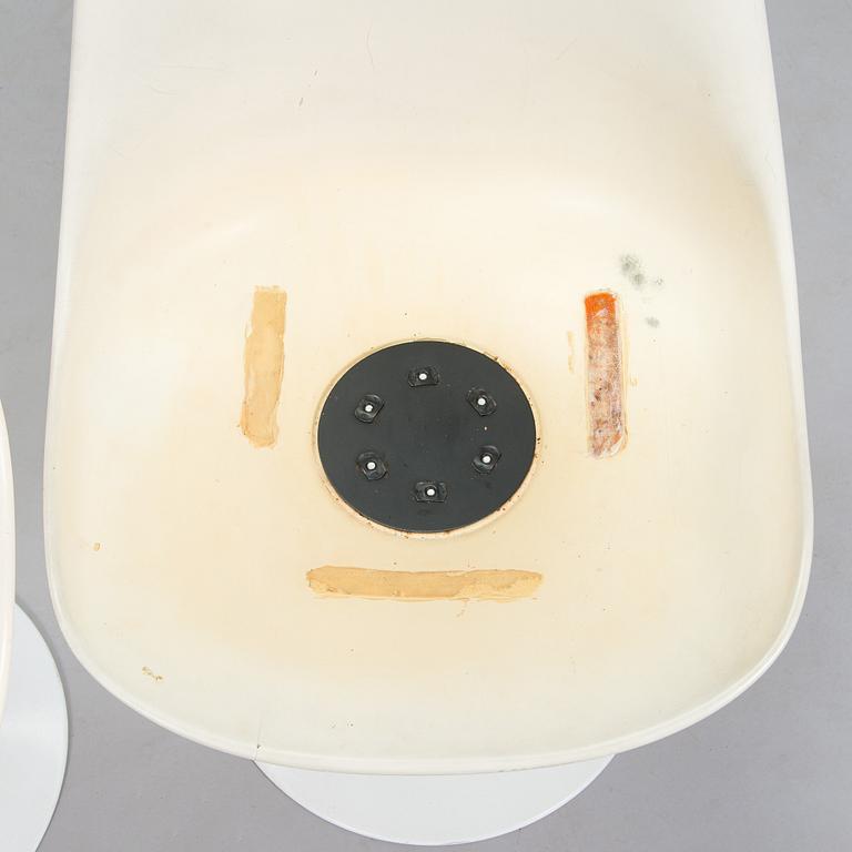 Eero Saarinen, A 'Tulip' furniture set, table with eight chairs, Knoll International, 1970s.