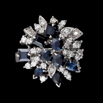 RING, 18k vitguld med olika slipade safirer och åttkantsslipade diamanter. Tot vikt 8,1g.