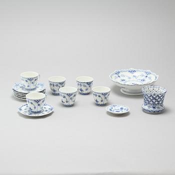 Nine porcelain table ware of "Musselmalet" from Royal Copenhagen, 20th century.