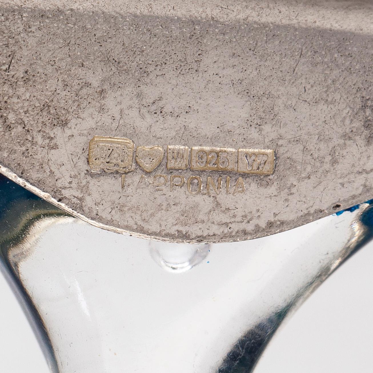 Björn Weckström, kaulakoru, "Corona", hopeaa ja akryyliä.