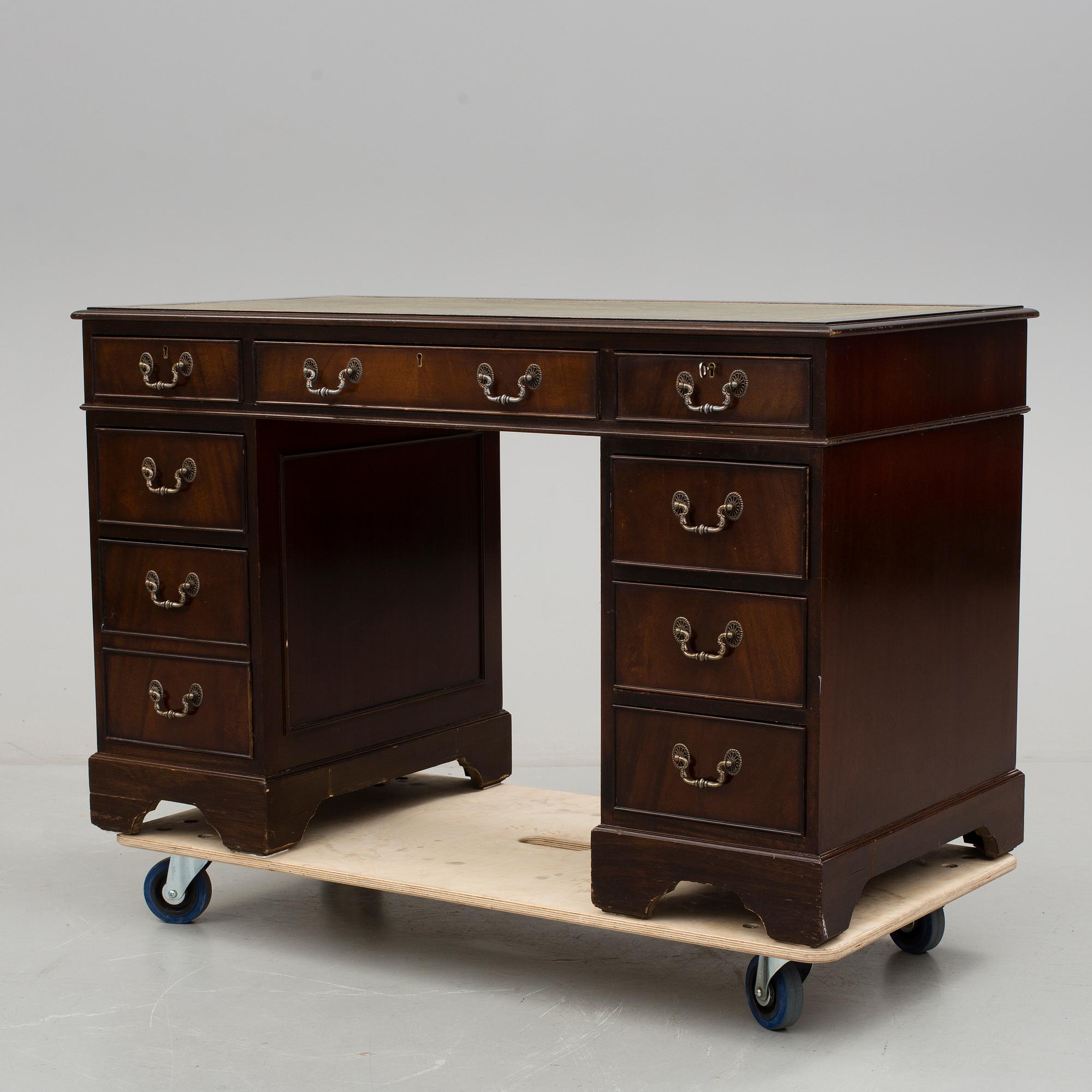SKRIVBORD, Engelsk stil, 1900-talets fjärde kvartal.