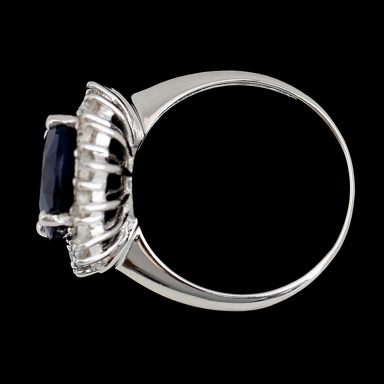 RING, 10K guld, safir ca 6.00 ct, 16 briljantslipade diamanter tot ca 1.07 ct.