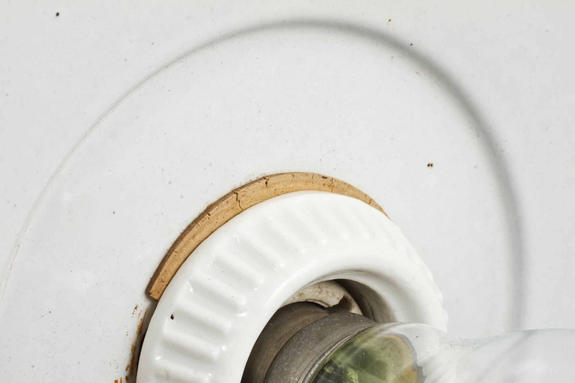 INDUSTRILAMPA, emalj samt porslin, 1900-talets mitt.