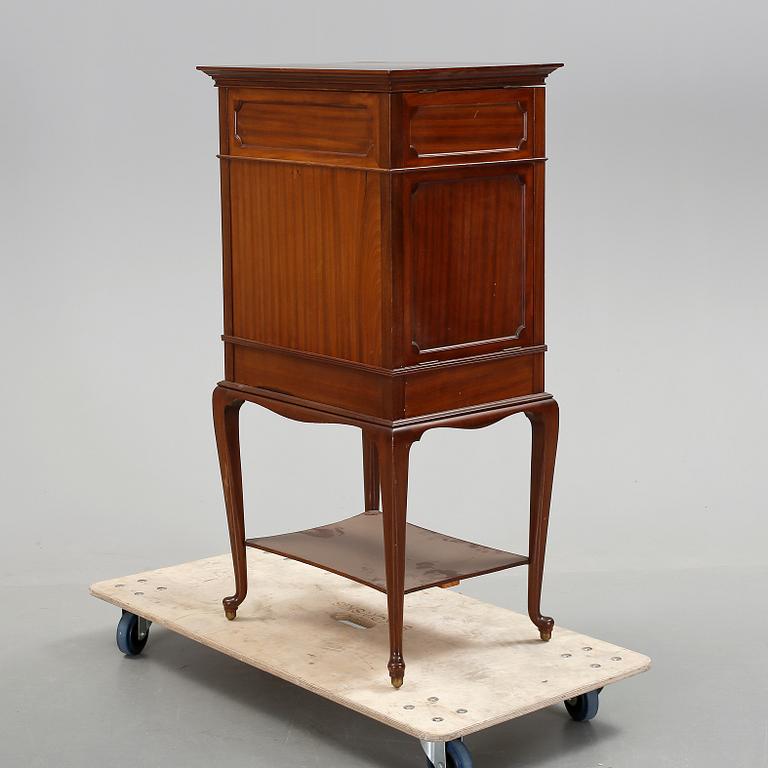 SKÅP/BESTICKSCHATULL, mahogny, 1900-talets första hälft.