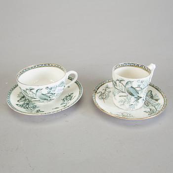 KAFFEKOPPAR MED FAT, 8 st och MOCKAKOPPAR MED FAT, 4 st, porslin. Wexiö Guld, Gustavsberg. I produktion 1892-1939.