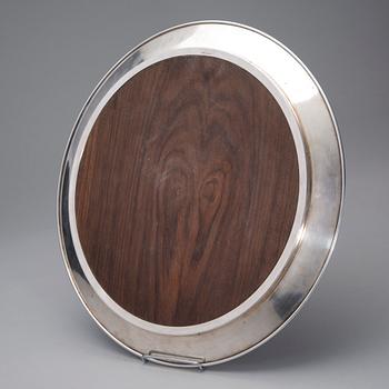 TARJOTIN, hopeaa ja puuta, Tapio Wirkkala, Kultakeskus, Hämeenlinna, 1965.