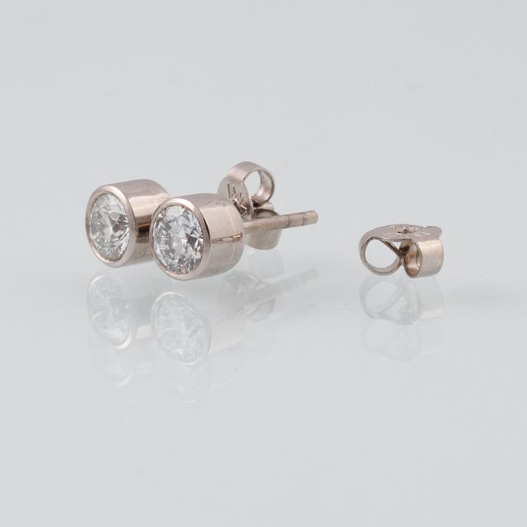 ÖRHÄNGEN, 18K vitguld med briljantslipade diamanter ca 1.00 ct. Vikt 2,9 gram.