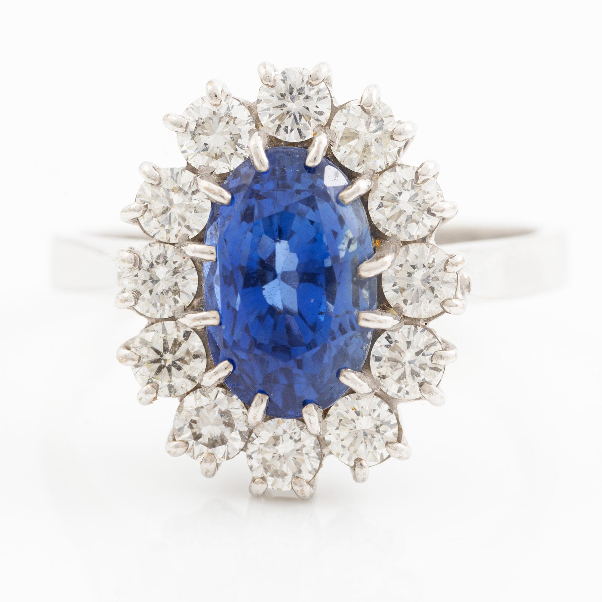 Ring, carmosémodell 18K vitguld med safir och briljantslipade diamanter.