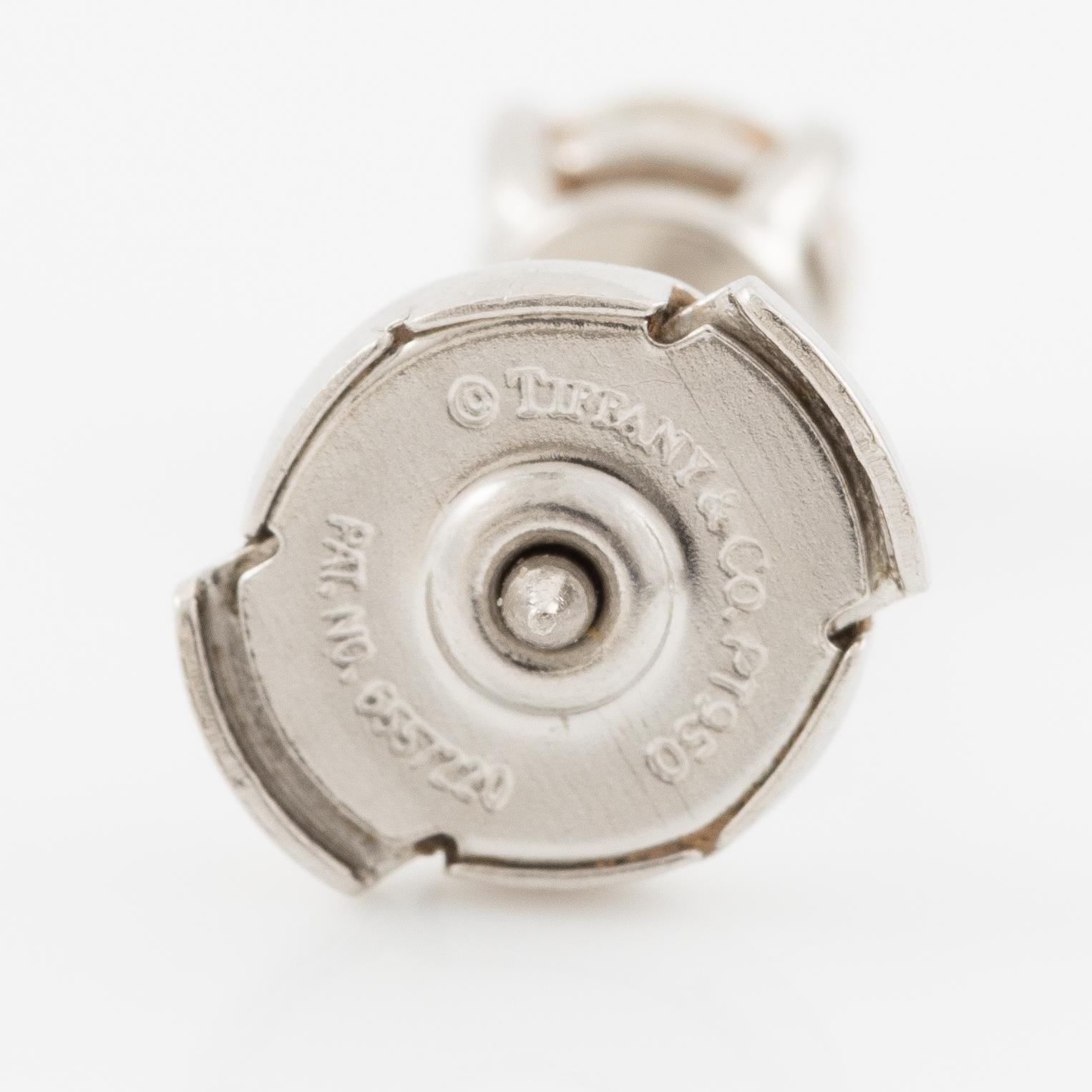 Tiffany & Co ett par örhängen platina med runda briljantslipade diamanter.