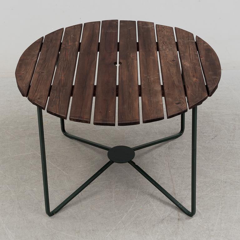 A Garden table and 4 chairs 20th century.