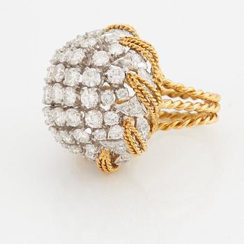 A RING set with round brilliant-cut diamonds.