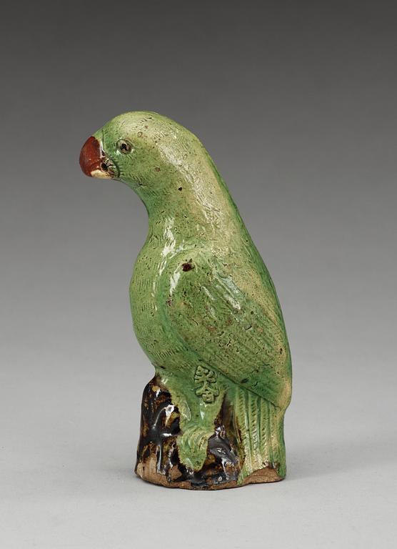 A green glazed figure of a bird, late Qing dynasty.
