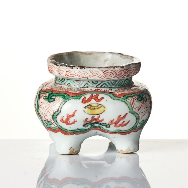 A wucai decorated censer 'Liding', late Ming dynasty, 17th century.