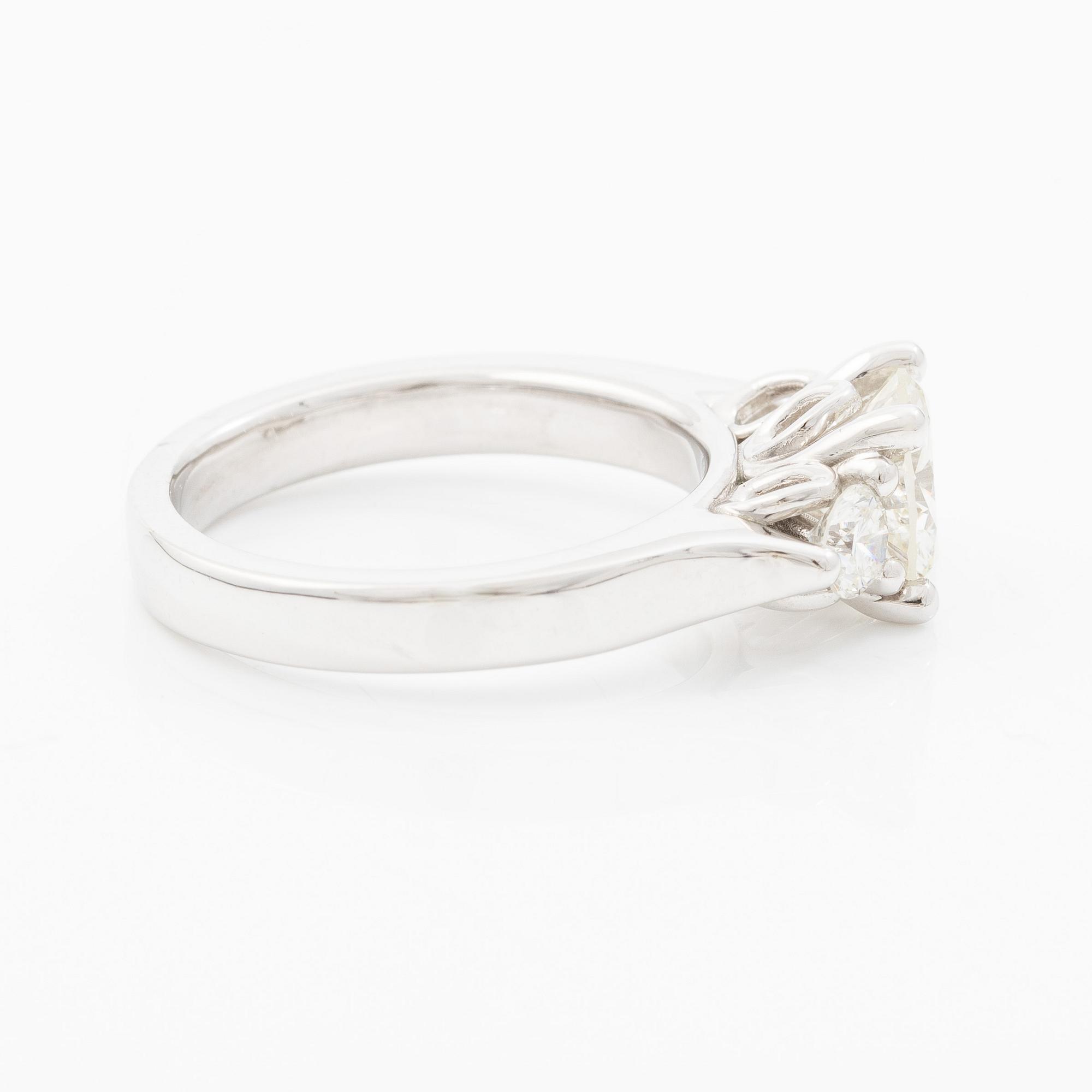 Ring in 18K white gold set with brilliant-cut diamonds. Accompanied by IGI report.