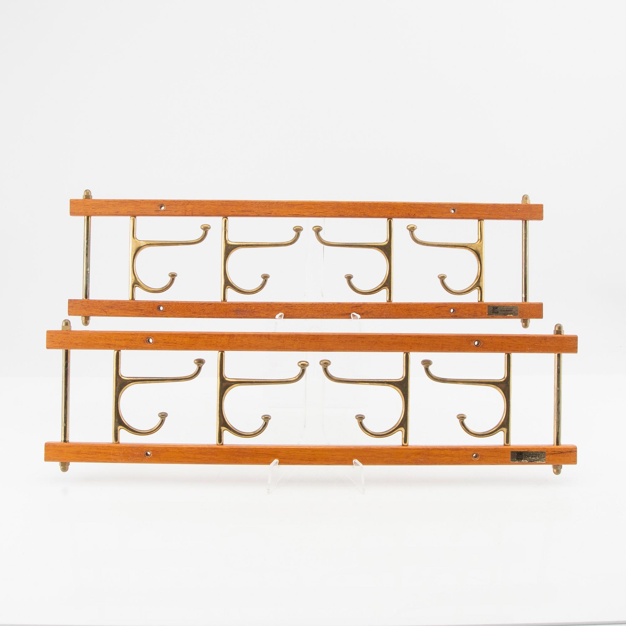 Klädhängare, ett par, "Dekorativ", Skoglunds metallgjuteri, Anderstorp, 1900-talets mitt.