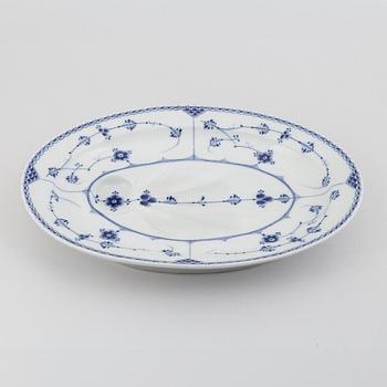 A large "Blue fluted half lace" / "Musselmalet" porcelain fish platter, Royal Copenhagen, model 637, 1893-1900.
