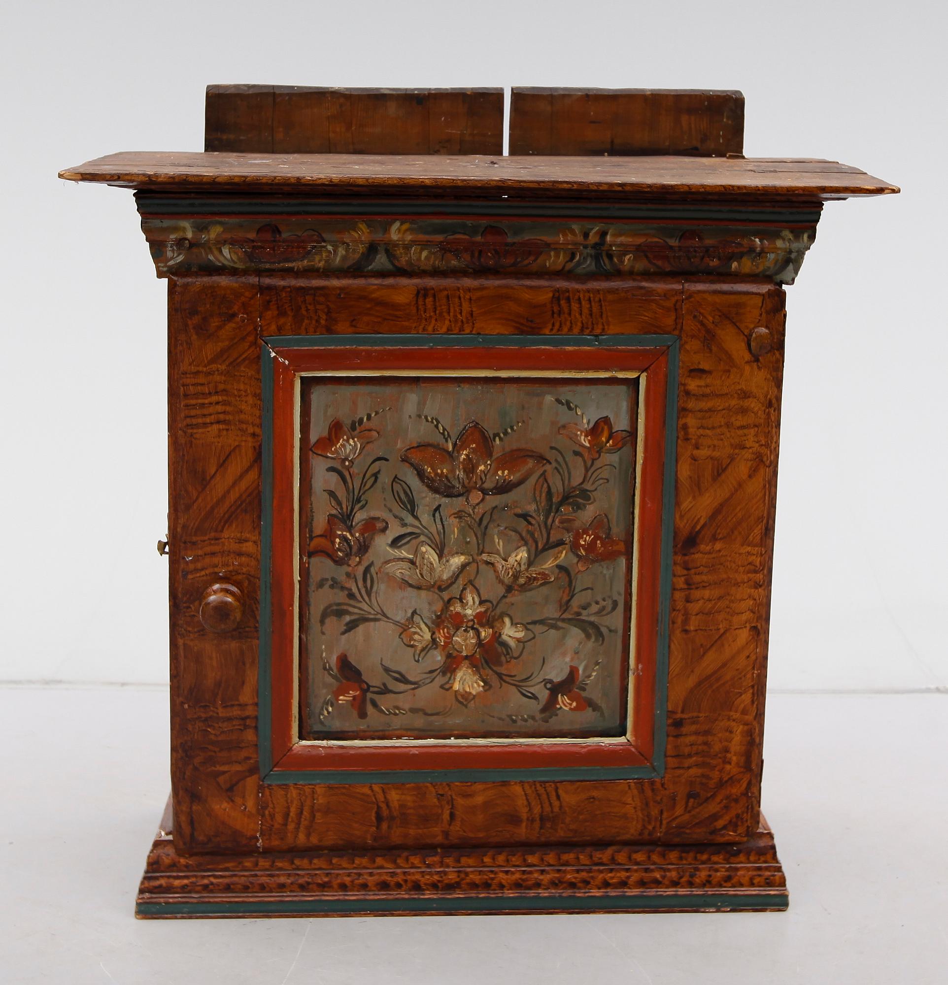 HÄNGSKÅP, allmoge, 1800-tal.